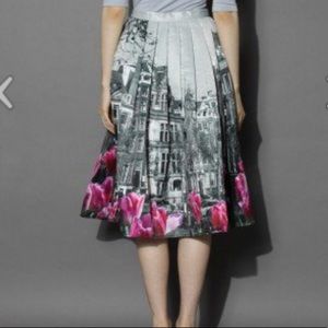 Tulip Town Contrast Print Pleated Midi Skirt